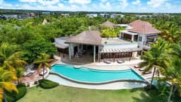 Golf Founders 28: Elegant oasis, lux suites, pool, staff & ocean view