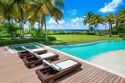 Golf Founders 28: Elegant oasis, lux suites, pool, staff & ocean view