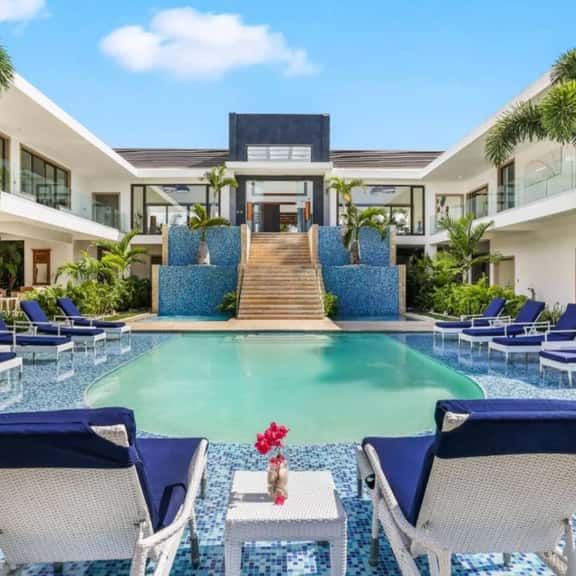 La Catalina 6 - 8 bedroom mansion with full staff - Image 1