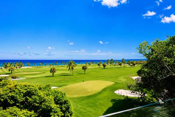 Golf Founders 28: Elegant oasis, lux suites, pool, staff & ocean view