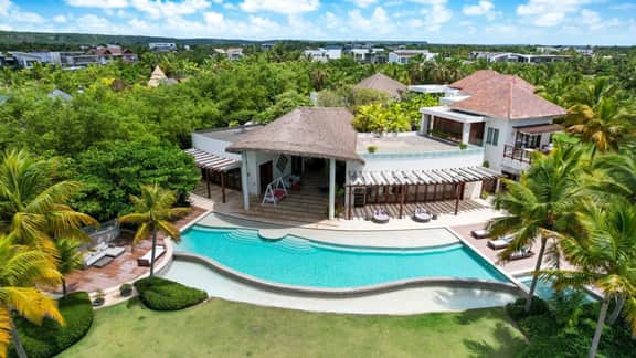 Golf Founders 28: Elegant oasis, lux suites, pool, staff & ocean view