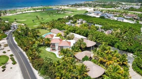 Golf Founders 28: Elegant oasis, lux suites, pool, staff & ocean view