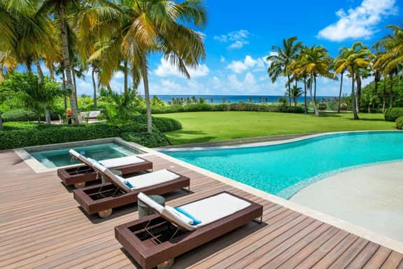 Golf Founders 28: Elegant oasis, lux suites, pool, staff & ocean view