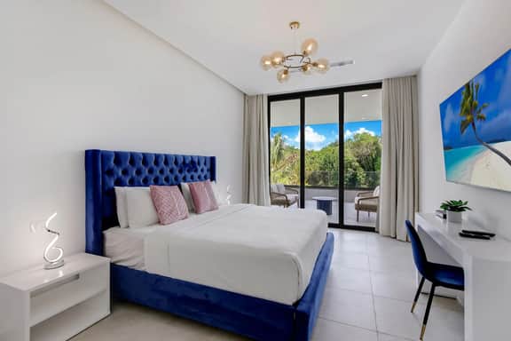 Las Palmas Estate: 3 luxury villas, pools, Jacuzzis, golf carts & staff - Image 5