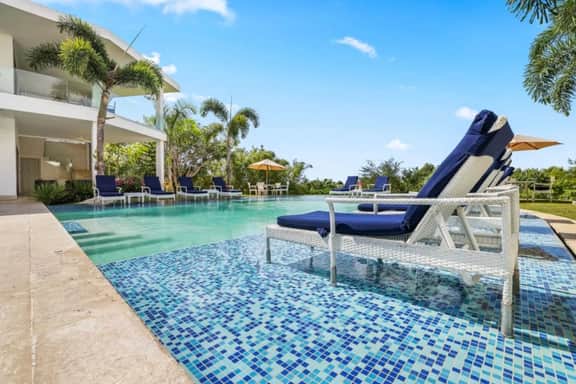 La Catalina 6 - 8 bedroom mansion with full staff - Image 3