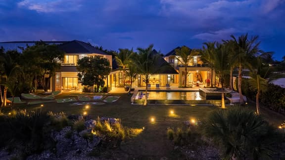 Cayuco 12: Luxury Villa w/ Pool, Jacuzzi, Mini Golf, Staff & Golf Cart