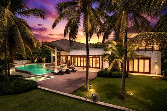 Golf Founders 28: Elegant oasis, lux suites, pool, staff & ocean view